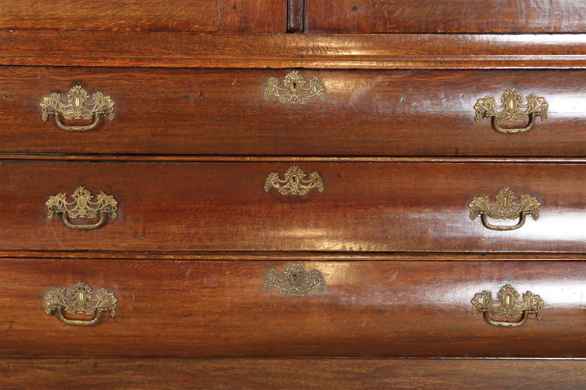 Oak Louis XV cabinet with contoured hood with carved crest, 2 panel doors on 3 curved drawers - Image 6 of 6