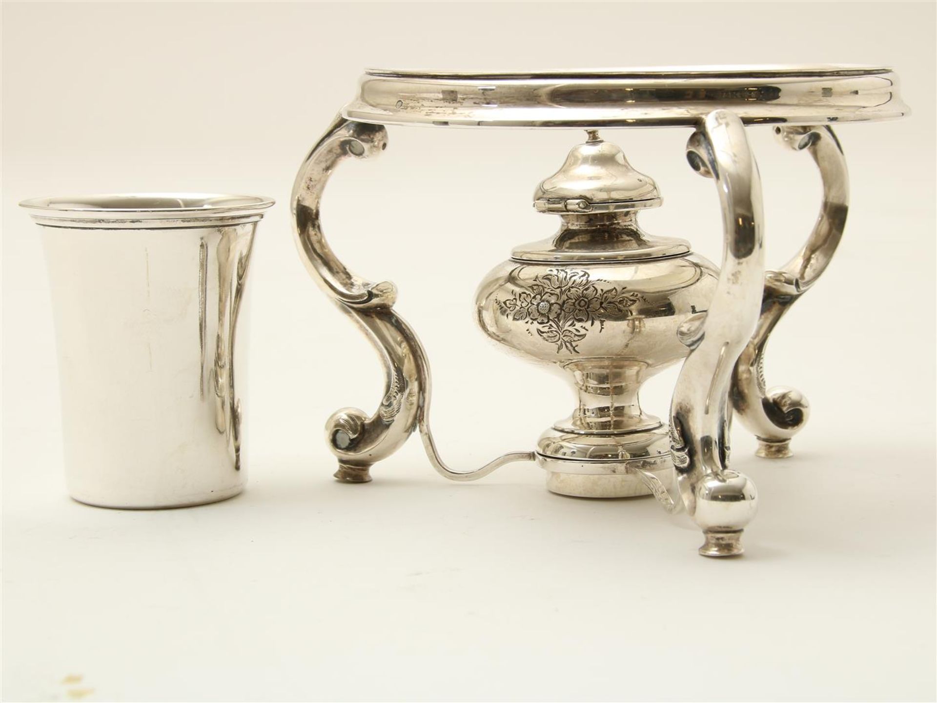 Lot of silver consisting of silver tealight and drinking cup, grade 835/000, gross weight 326 grams.