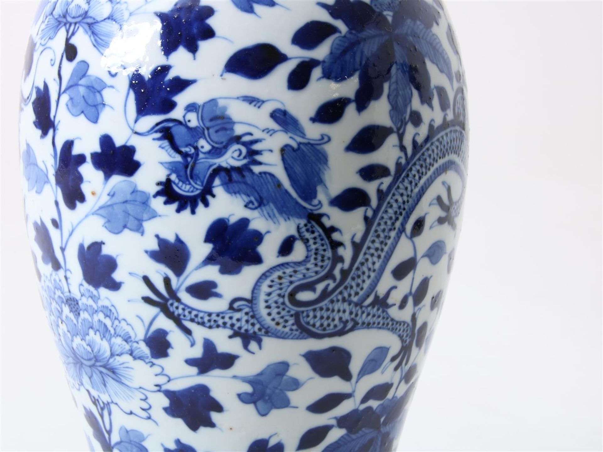 Porcelain baluster dragon vase with cover crowned with lion, decorated in blue with dragon, - Image 2 of 6