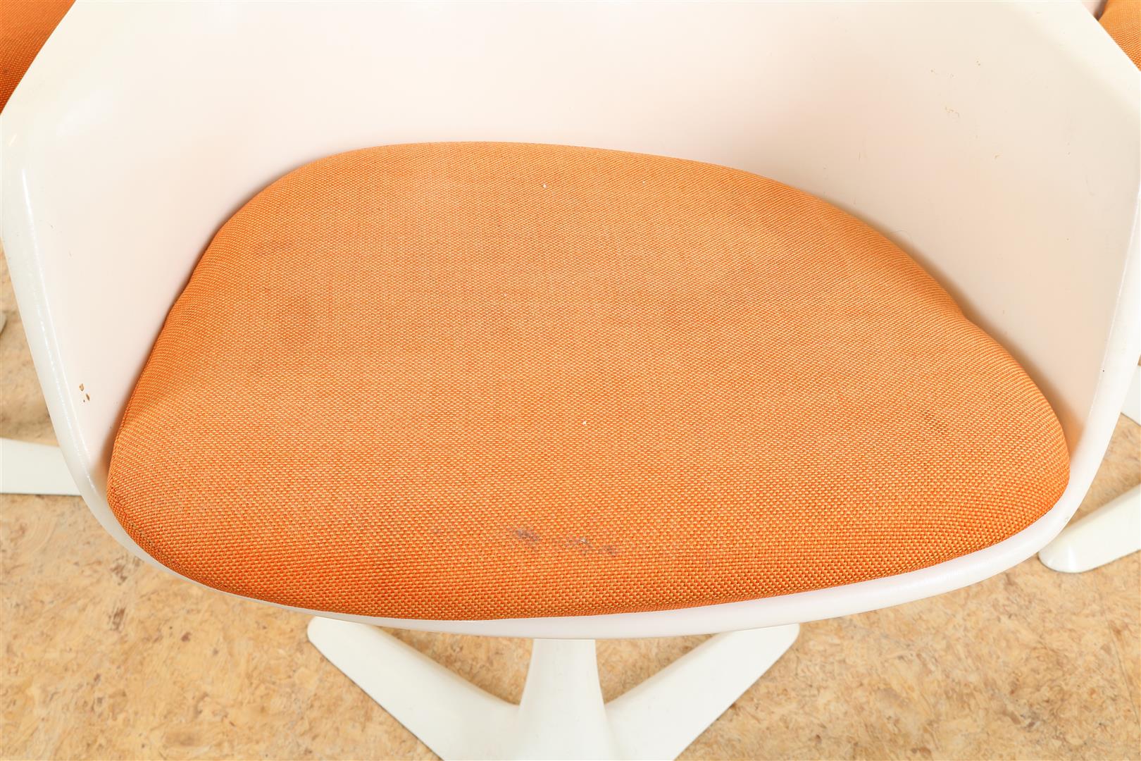 Series of 6 plastic Space Age design chairs with orange seat (user stains), marked Arkana and a - Image 2 of 9