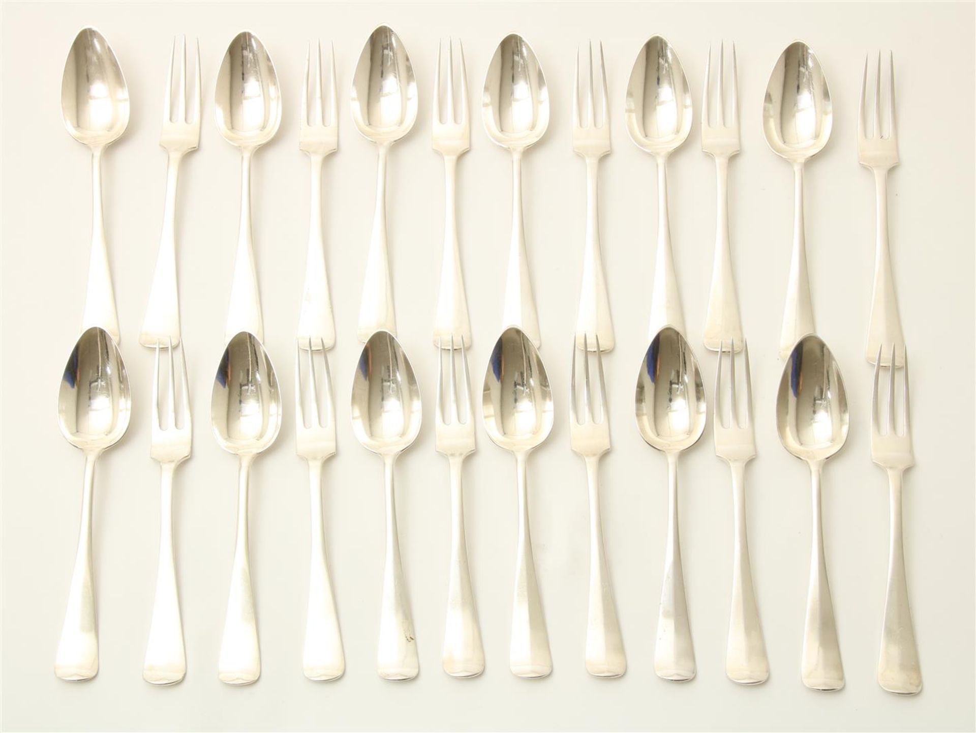 Series of 12 silver place settings, size. Van Kempen Voorschoten, model Haags lof, last "F" 1915.