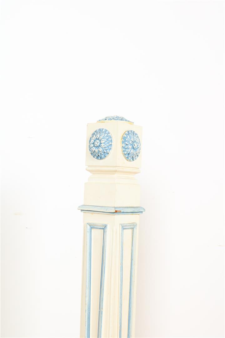 Set of white-painted decorative pillars with carved rosettes, height 100 cm. - Image 2 of 4