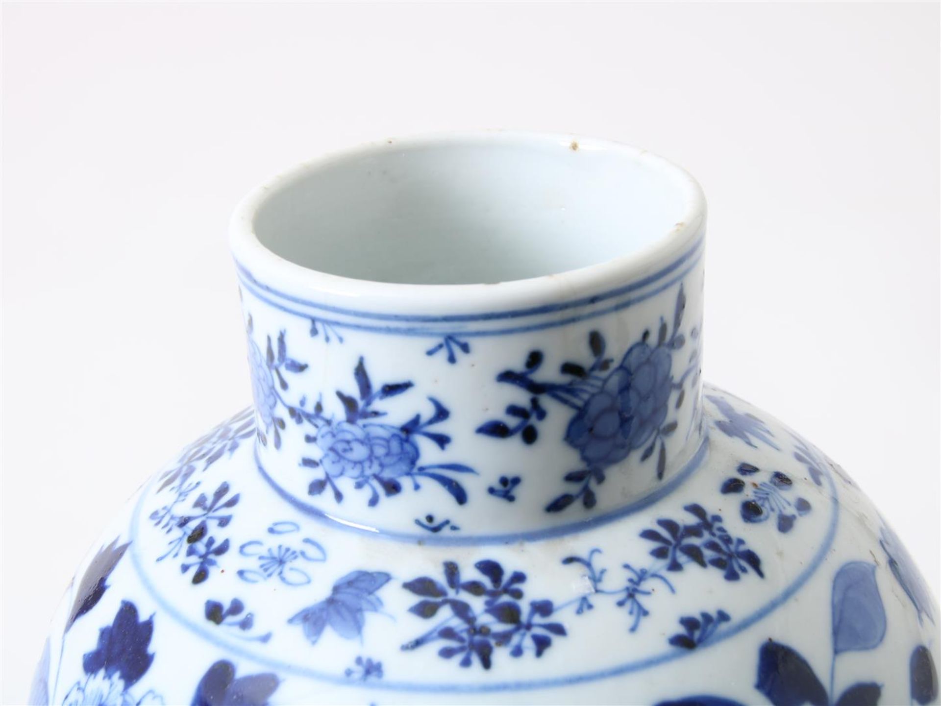 Porcelain vase with cover , China 19 century  - Bild 3 aus 6
