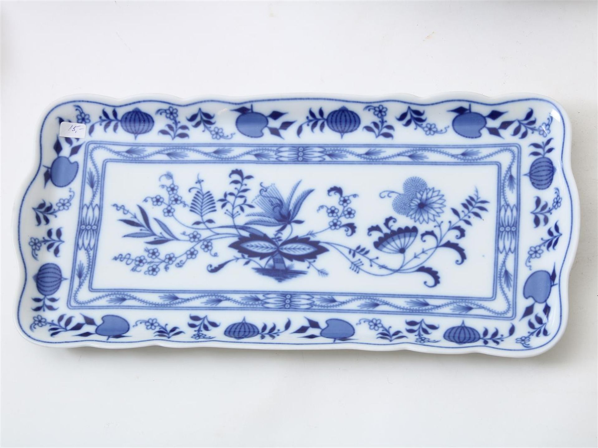 Approximately 50 pieces of porcelain tableware with zwiebelmuster decor, including bowls, - Image 4 of 9