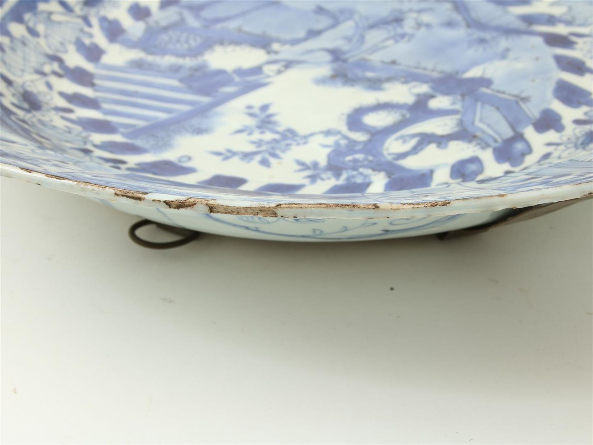 Porcelain dish with central decoration of Chinese people - Bild 5 aus 11