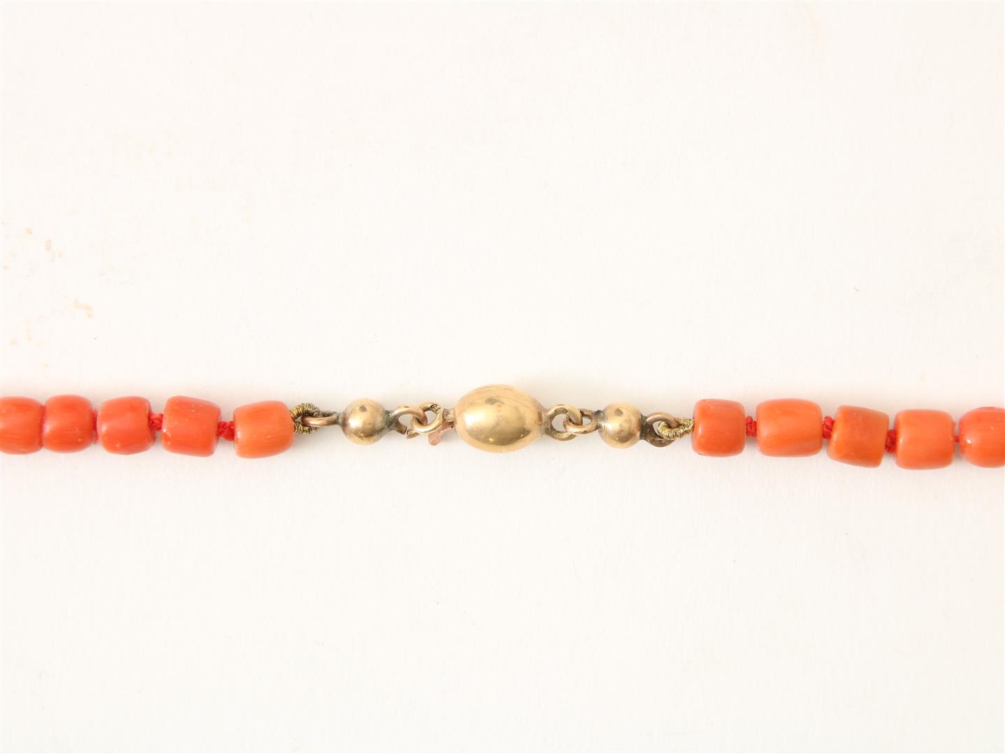 Red coral necklace on gold barrel clasp, l. 50 cm.