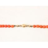 Red coral necklace on gold barrel clasp, l. 50 cm.