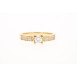 Rose gold ring set with diamonds; central brilliant cut approx. 0.27 ct., W/H, VS/SI; on the shin