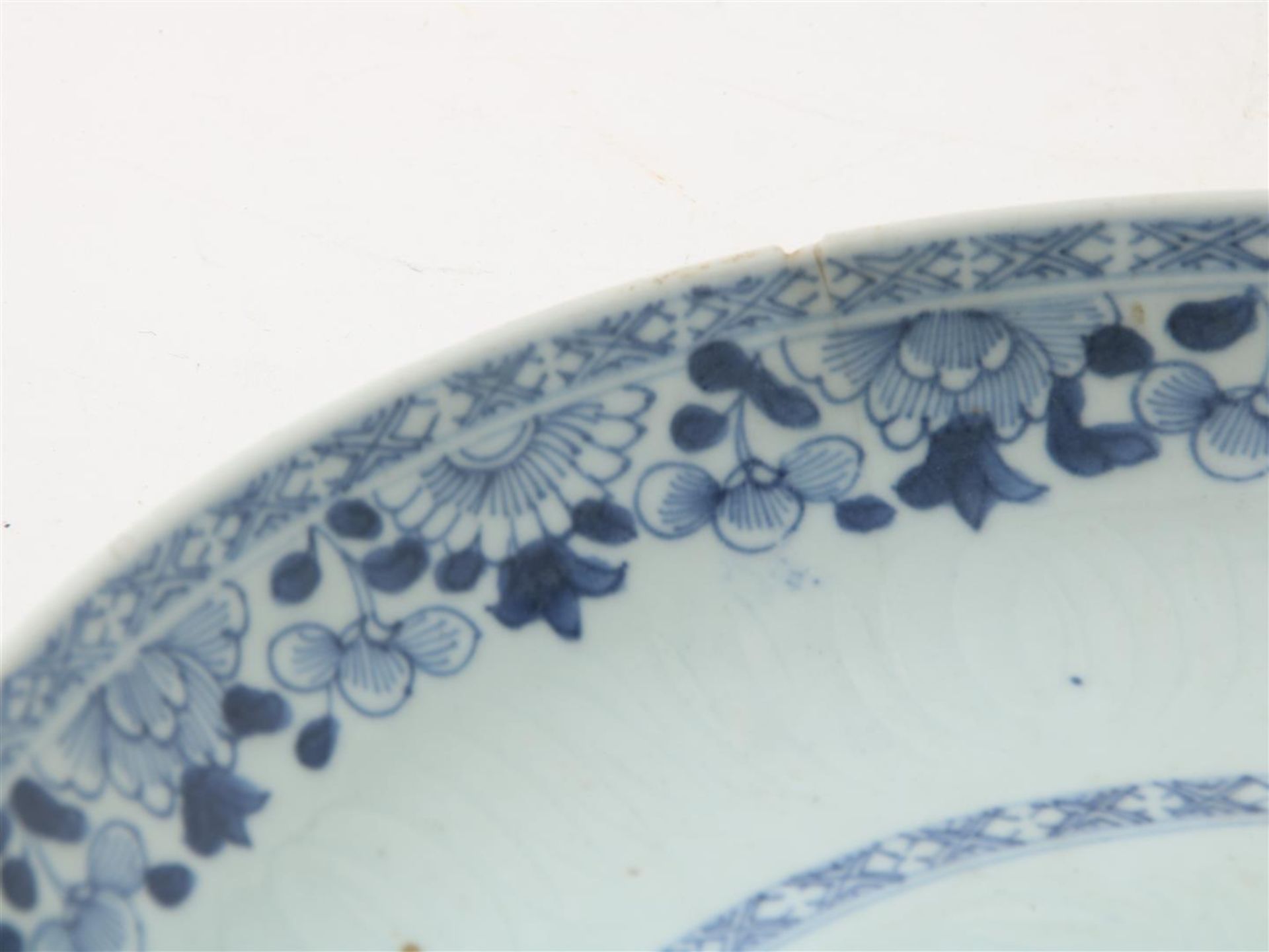 Set of Qianlong dishes decorated with flowers, diameter: 29 cm. (chip and hairline) - Image 7 of 9