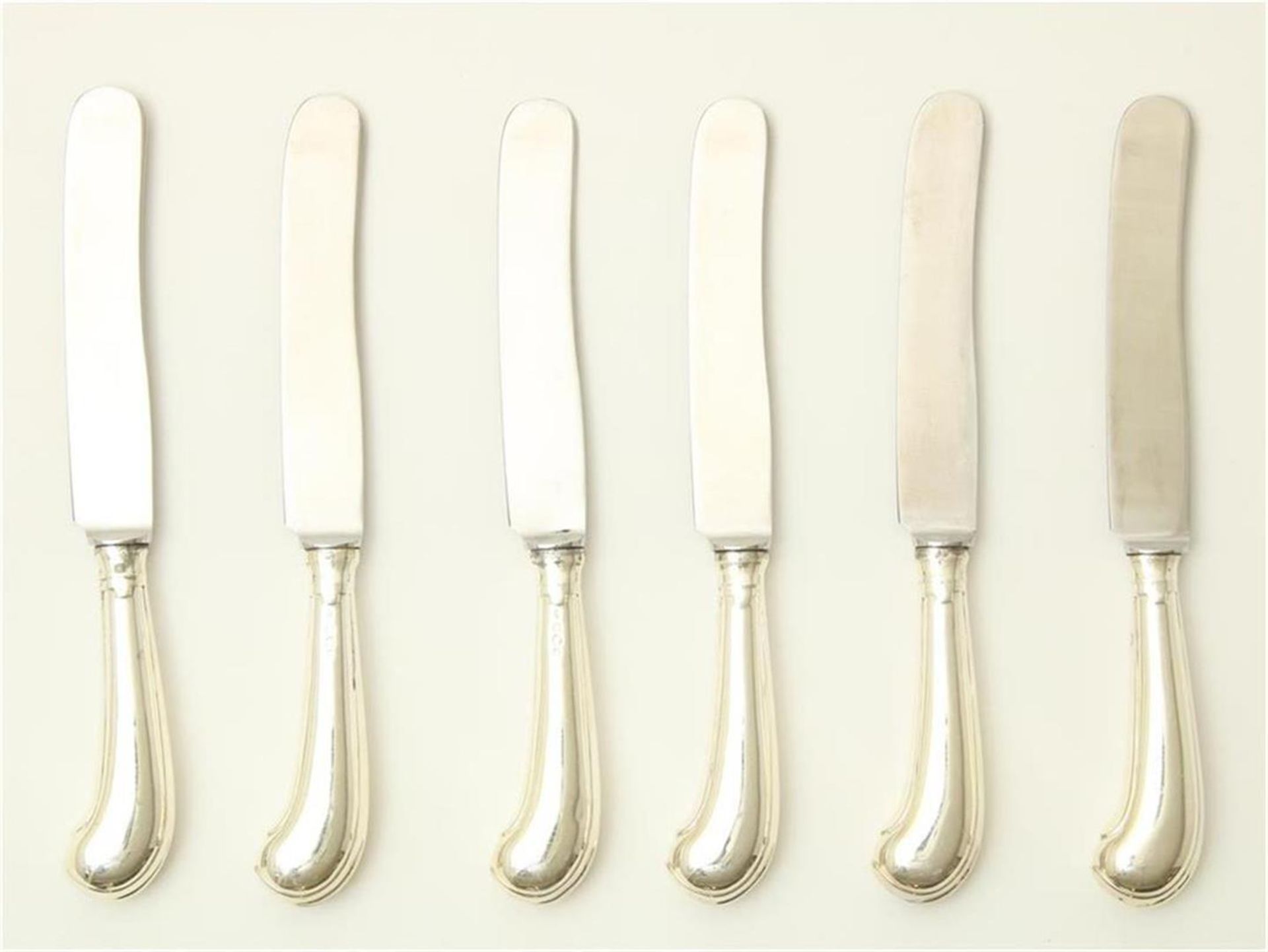Series of 6 knives with silver pistol handles, grade 835/000, gross weight 553 grams.