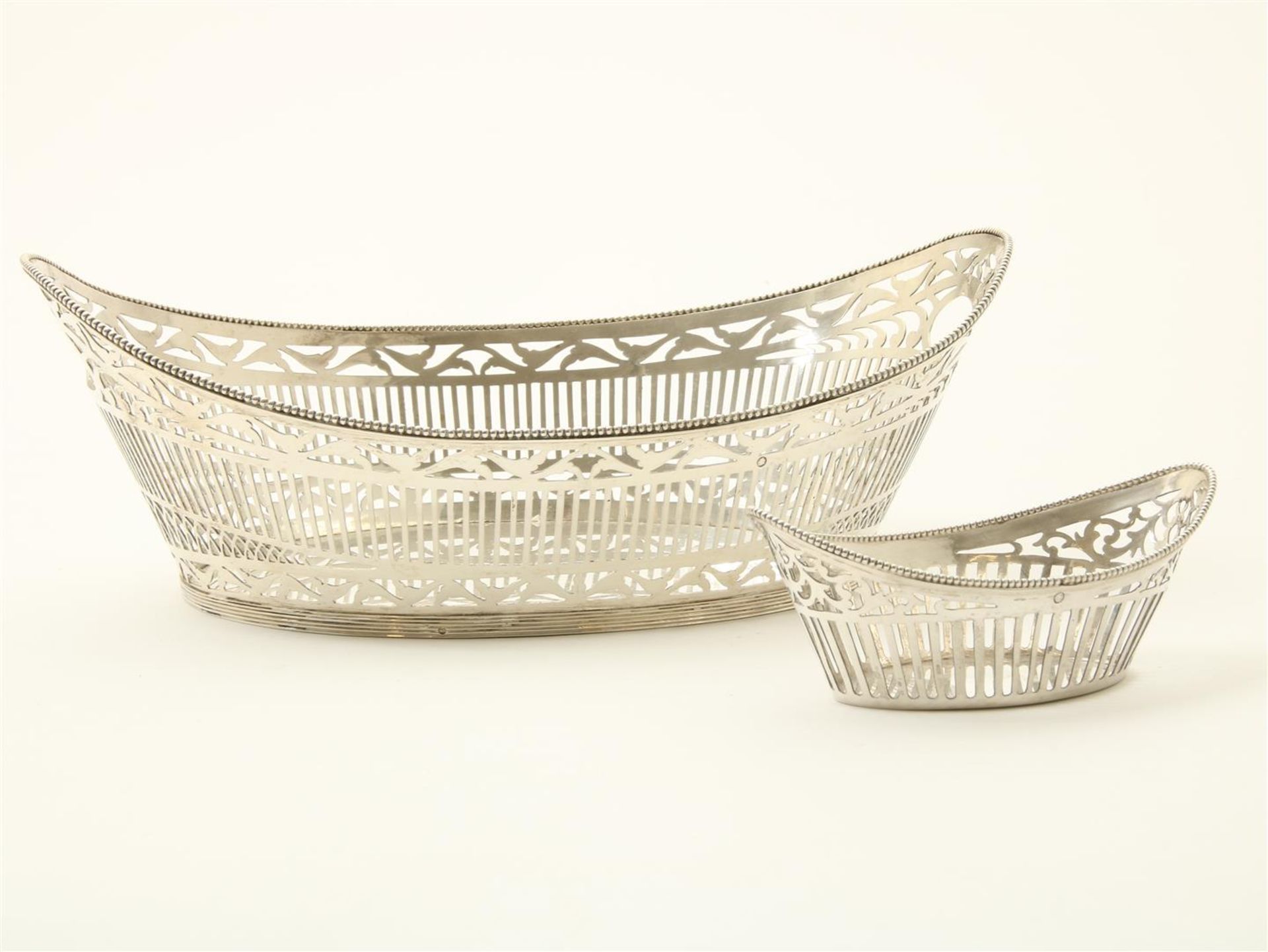 Lot consisting of a silver bread basket, pierced and trimmed with a pearl edge, and a chocolate