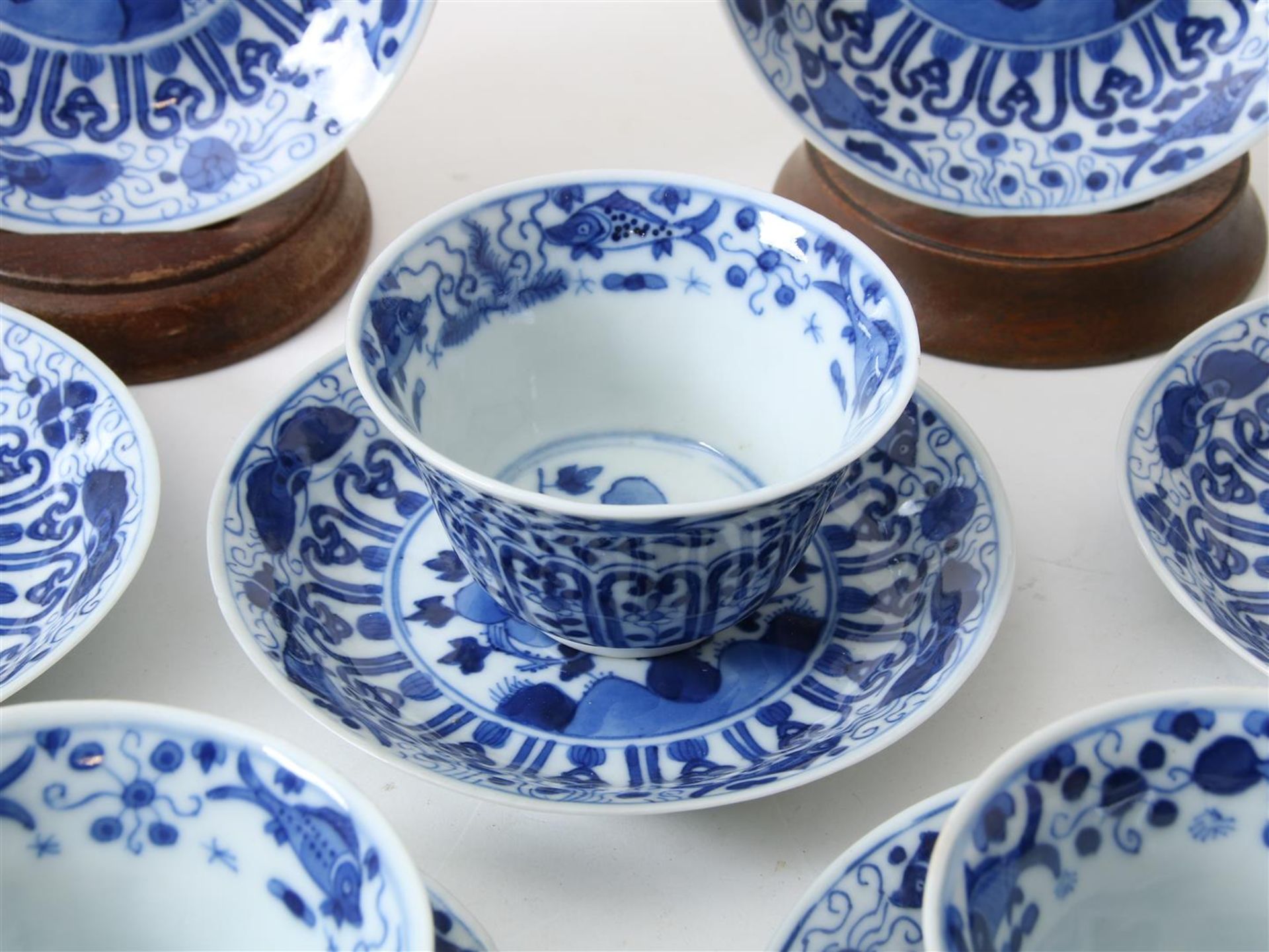 Lot of 12 porcelain cups and 11 saucers decorated in blue with perch and butterfly decor, China - Image 7 of 19