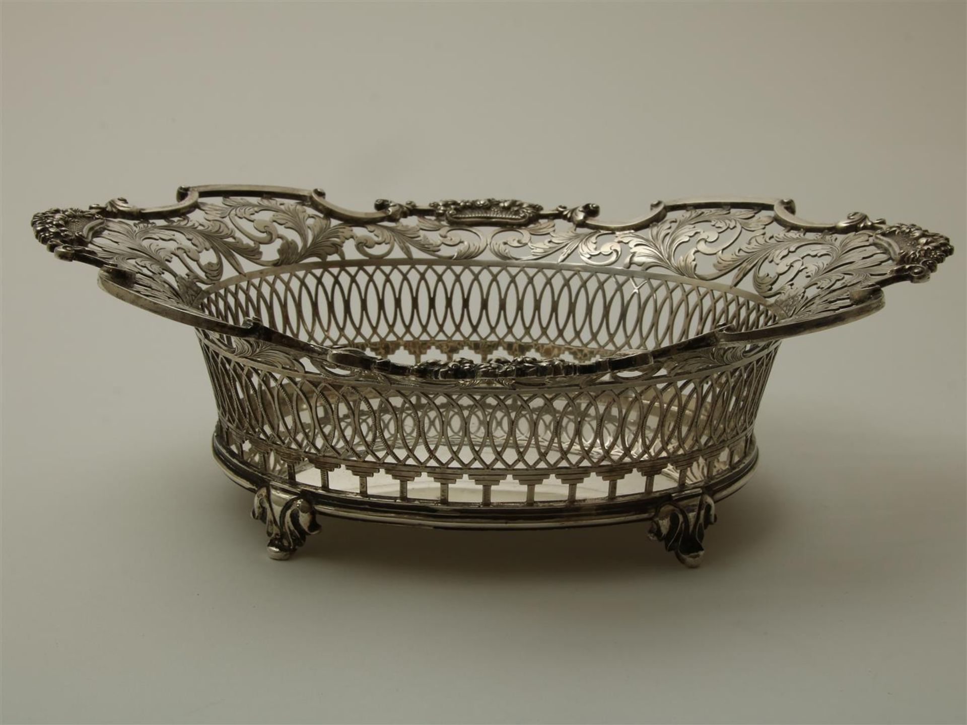 19th century silver engraved and openwork bread basket on legs - Image 2 of 4