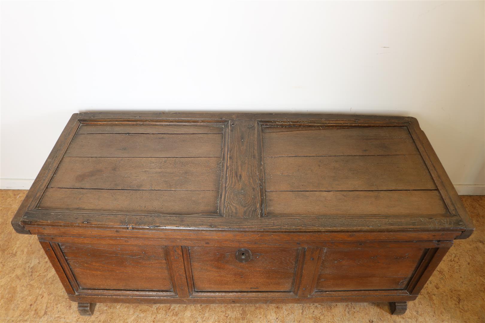 Oak blanket chest with 3 front panels, resting cap, struts, 18th century, 47 x 128 x 55 cm. - Image 4 of 4