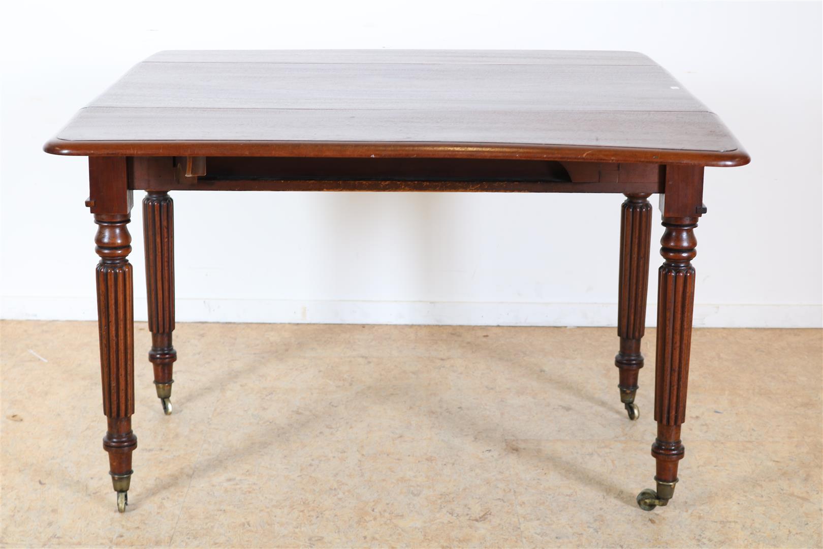 Mahogany George III drop-ear table with cutlery drawer on turned legs and brass wheels, England 19th - Image 2 of 4