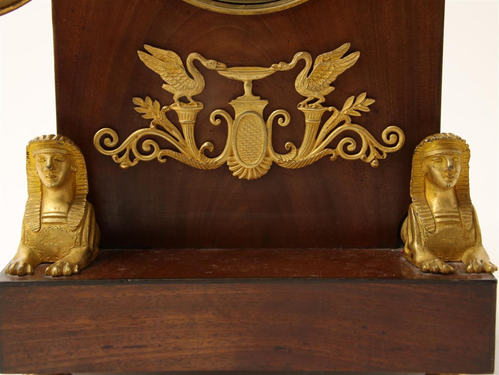 Empire mantel clock in mahogany case with white enamel dial with Roman numerals and fire-gilt Sphinx - Image 4 of 5