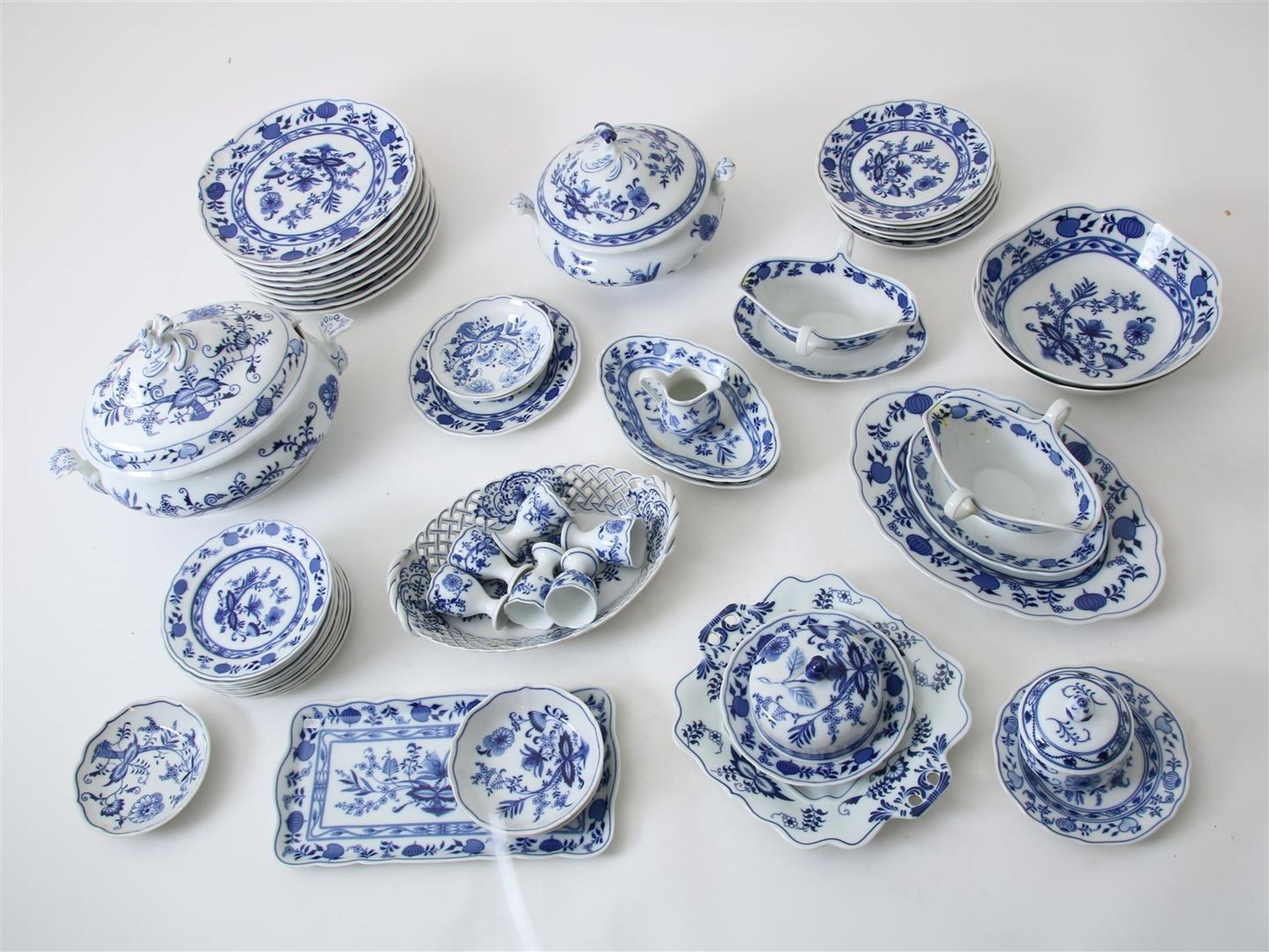 Approximately 50 pieces of porcelain tableware with zwiebelmuster decor, including bowls,