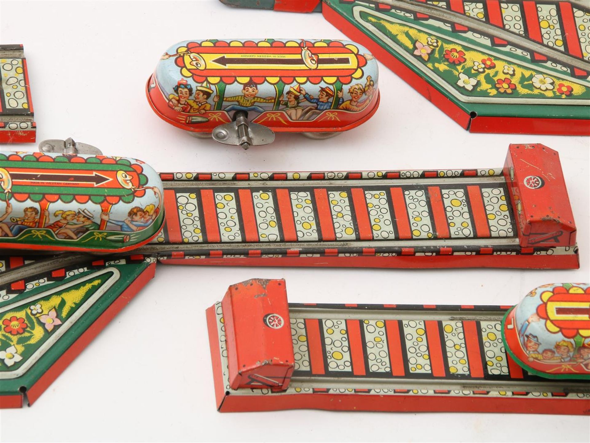 Lot of a tin Toboggan roller-coaster with 3 wagons, marked Technofix, Germany 1960-1969, a tin train - Image 3 of 3