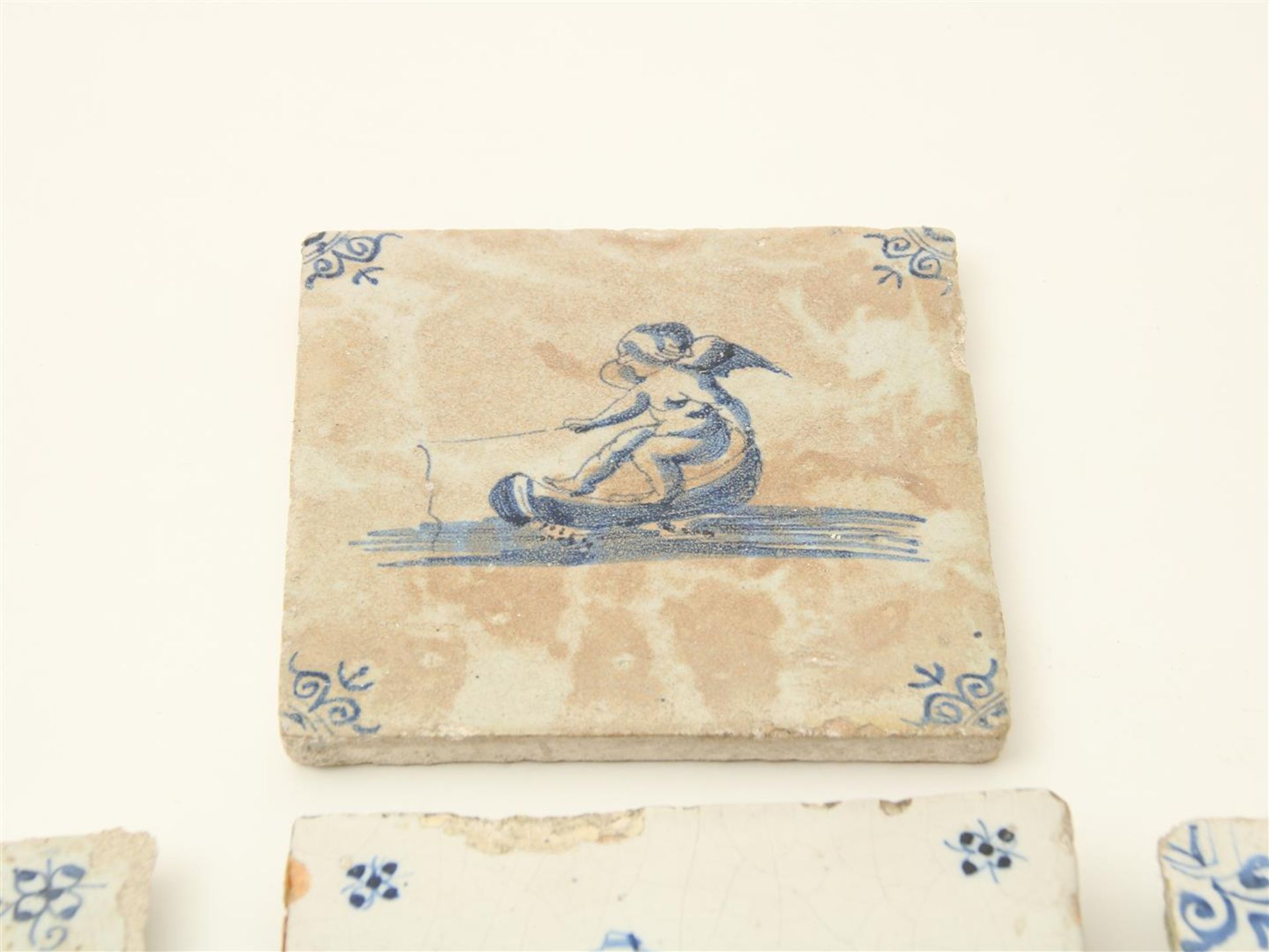 A lot of 7 various 17th century earthenware tiles decorated with figures (various qualities) (7x) - Image 2 of 4