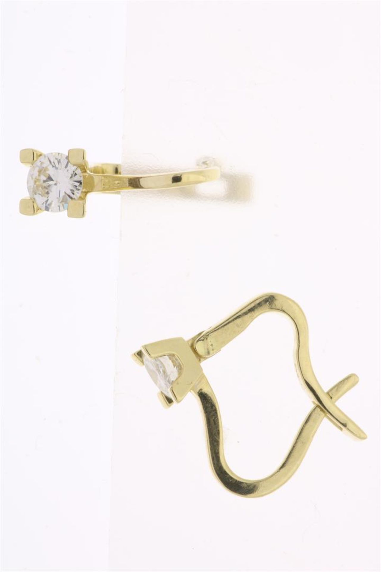 Yellow gold earrings with diamond