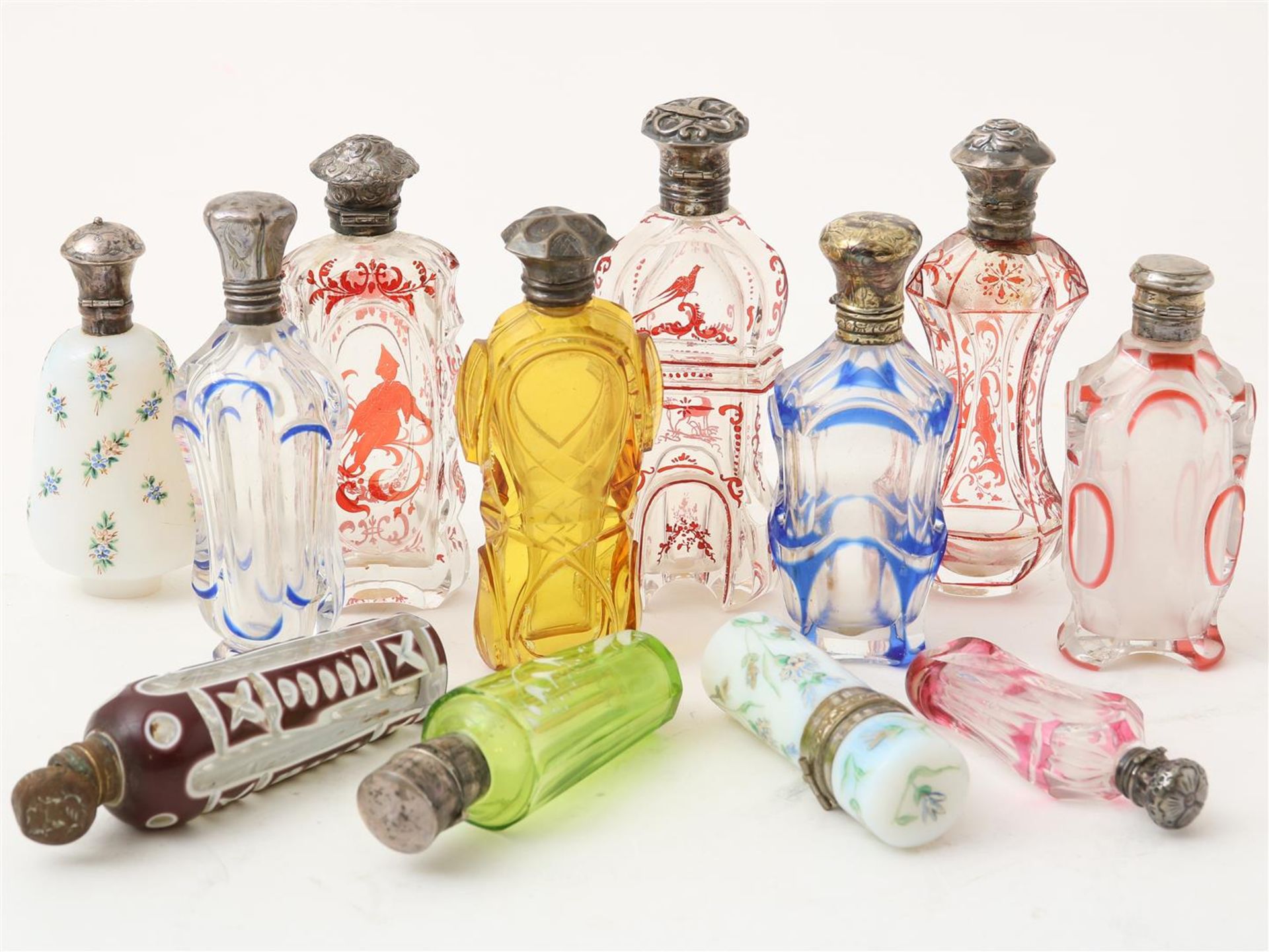 Lot of 12 glass and crystal perfume bottles - Bild 3 aus 3