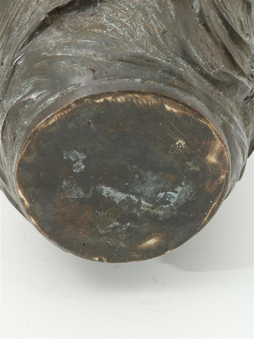 Bronze vase with relief decoration of birds above the sea, Japan, Meiji period (1868-1912), height - Image 5 of 5