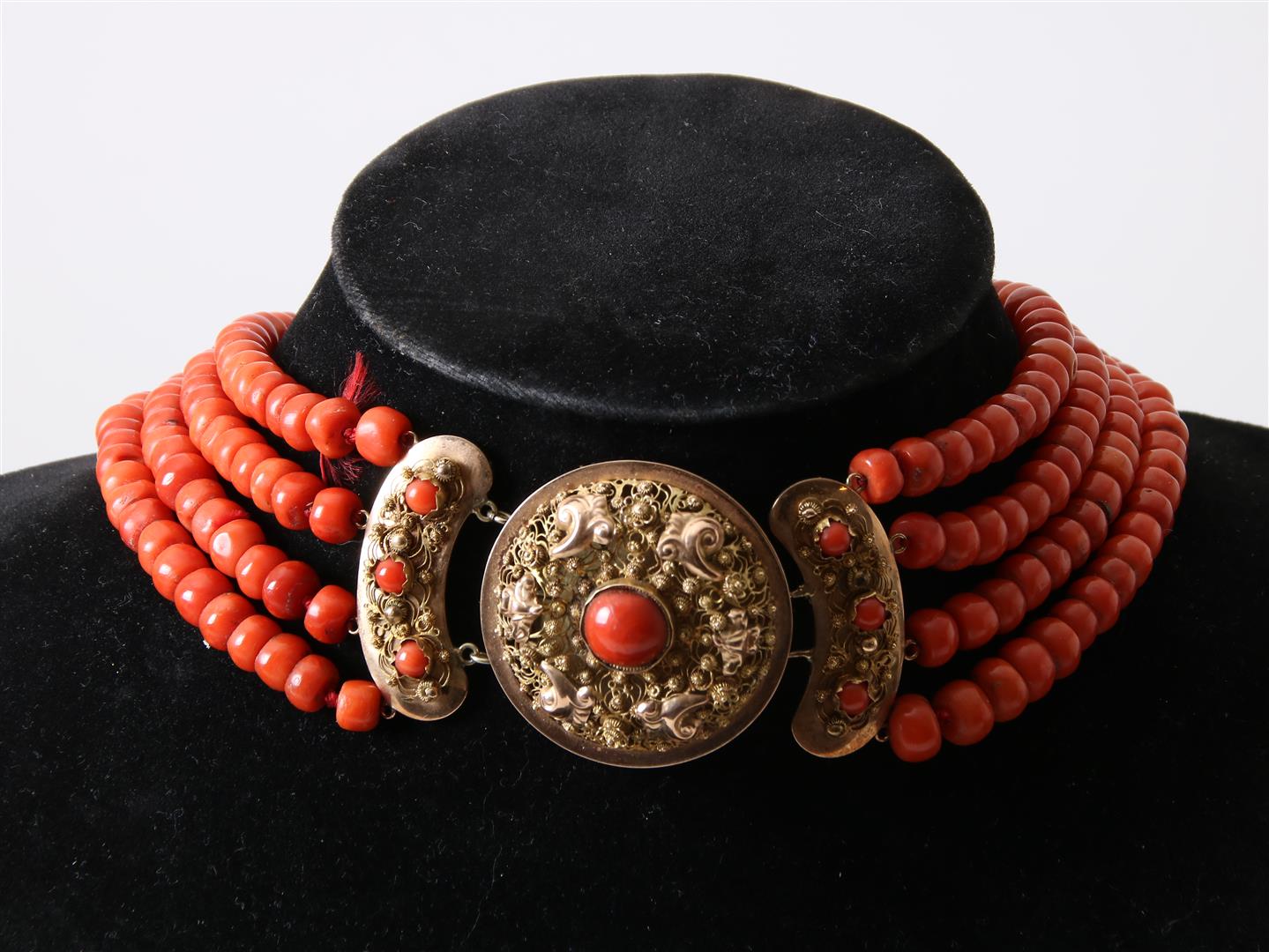 A 4-strand red coral cheese necklace with an openwork round gold filigree clasp - Image 2 of 3