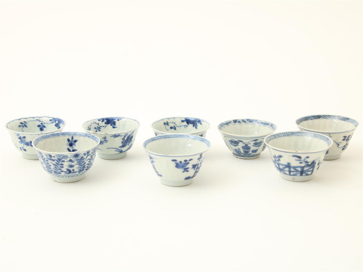 Series of 3 porcelain Kangxi cups with flower decoration and marked with Lozenge mark, including 5