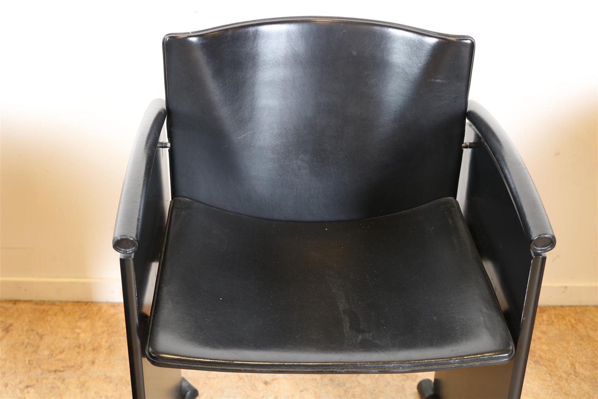 Series of 6 designer armchairs with leather upholstery, (2x brown and 4x black) on wheels, - Image 3 of 5