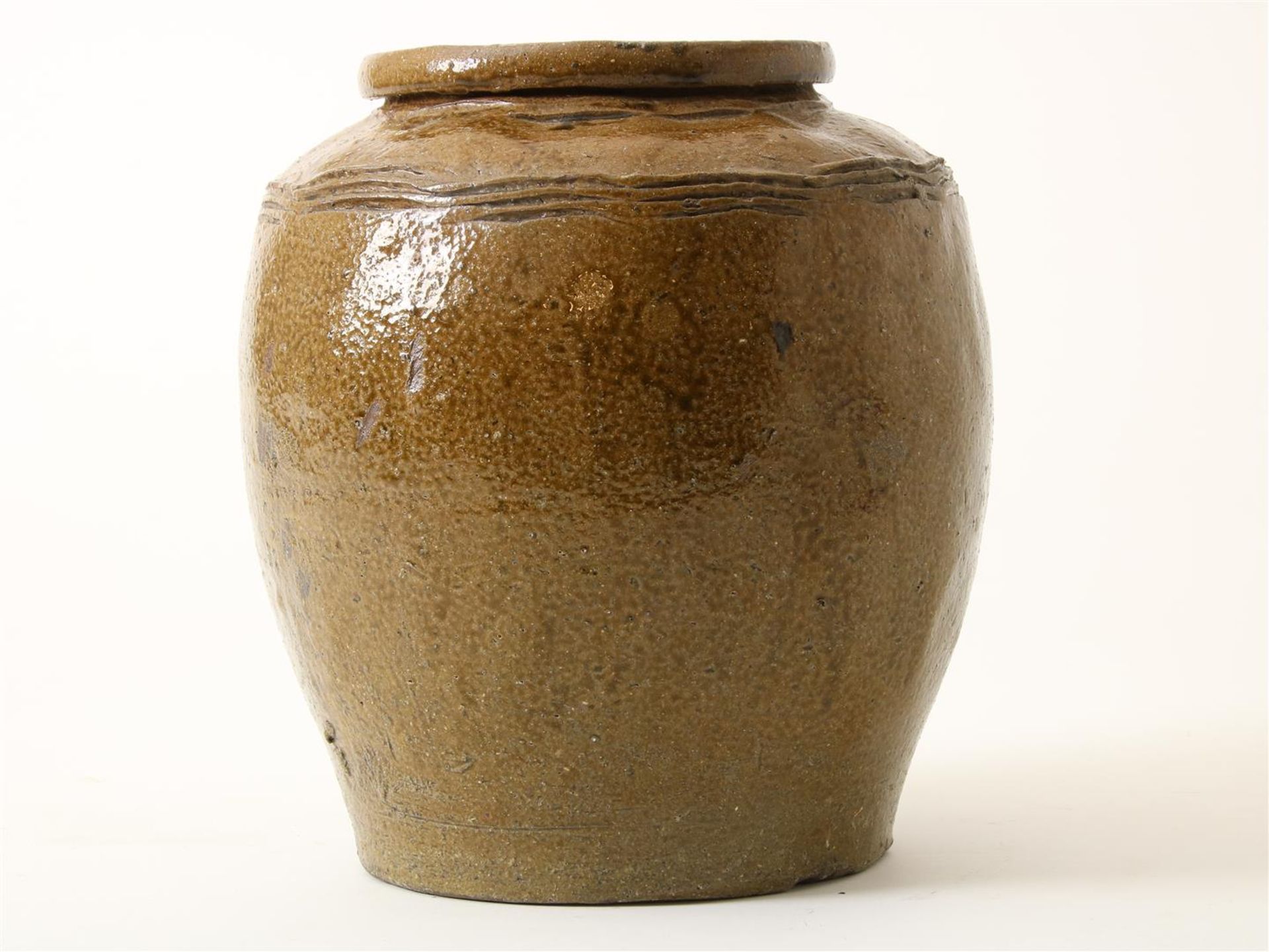 Large-format Shiwan earthenware storage jar, barrel-shaped with brown glaze and an incised band