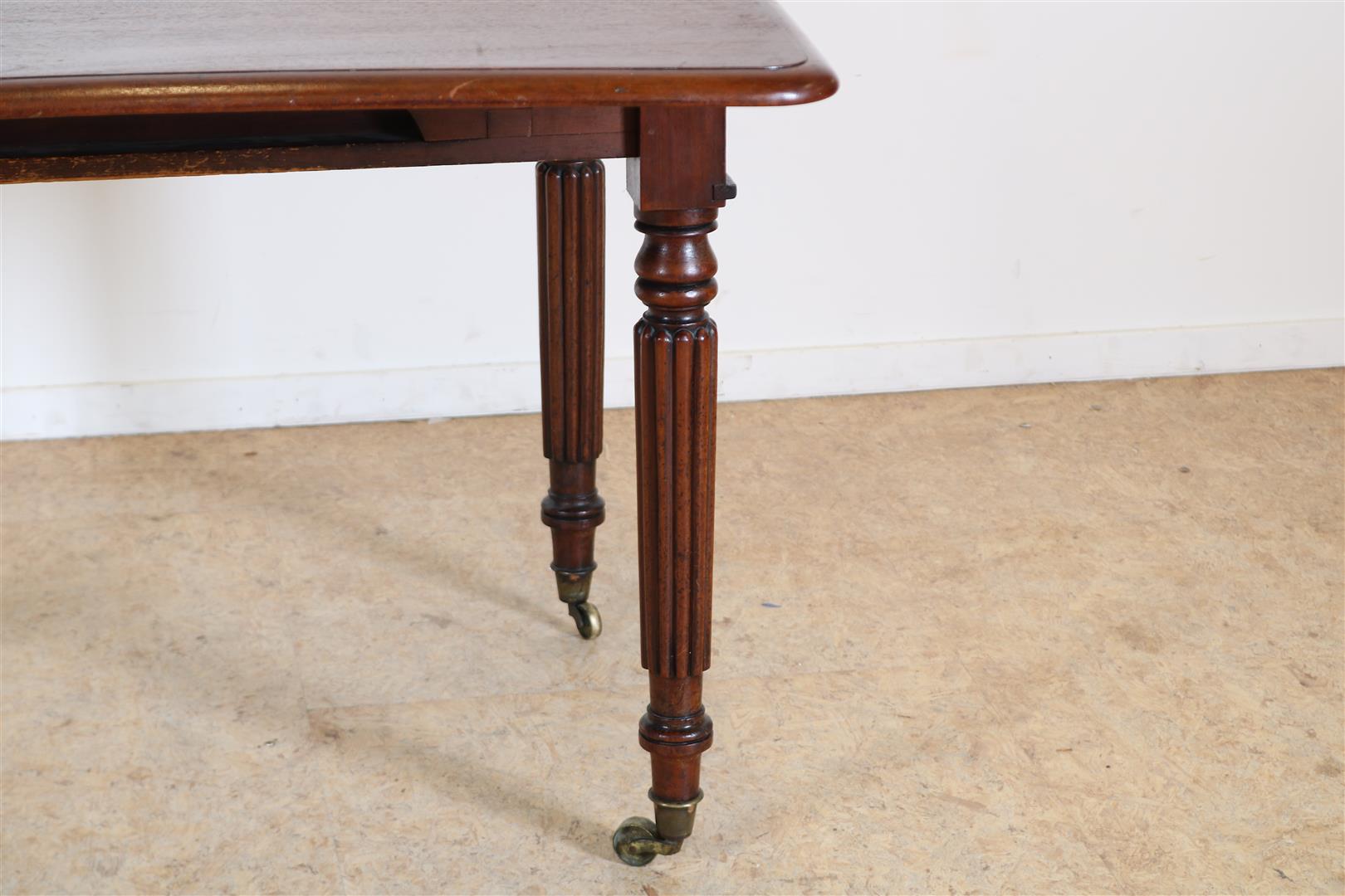 Mahogany George III drop-ear table with cutlery drawer on turned legs and brass wheels, England 19th - Image 3 of 4