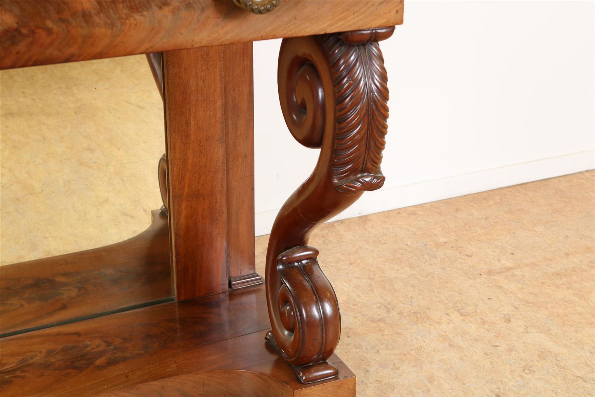 Mahogany Empire trumeau with plinth drawer on volutes with carved acanthus leaves, 2 side leaves and - Image 5 of 8