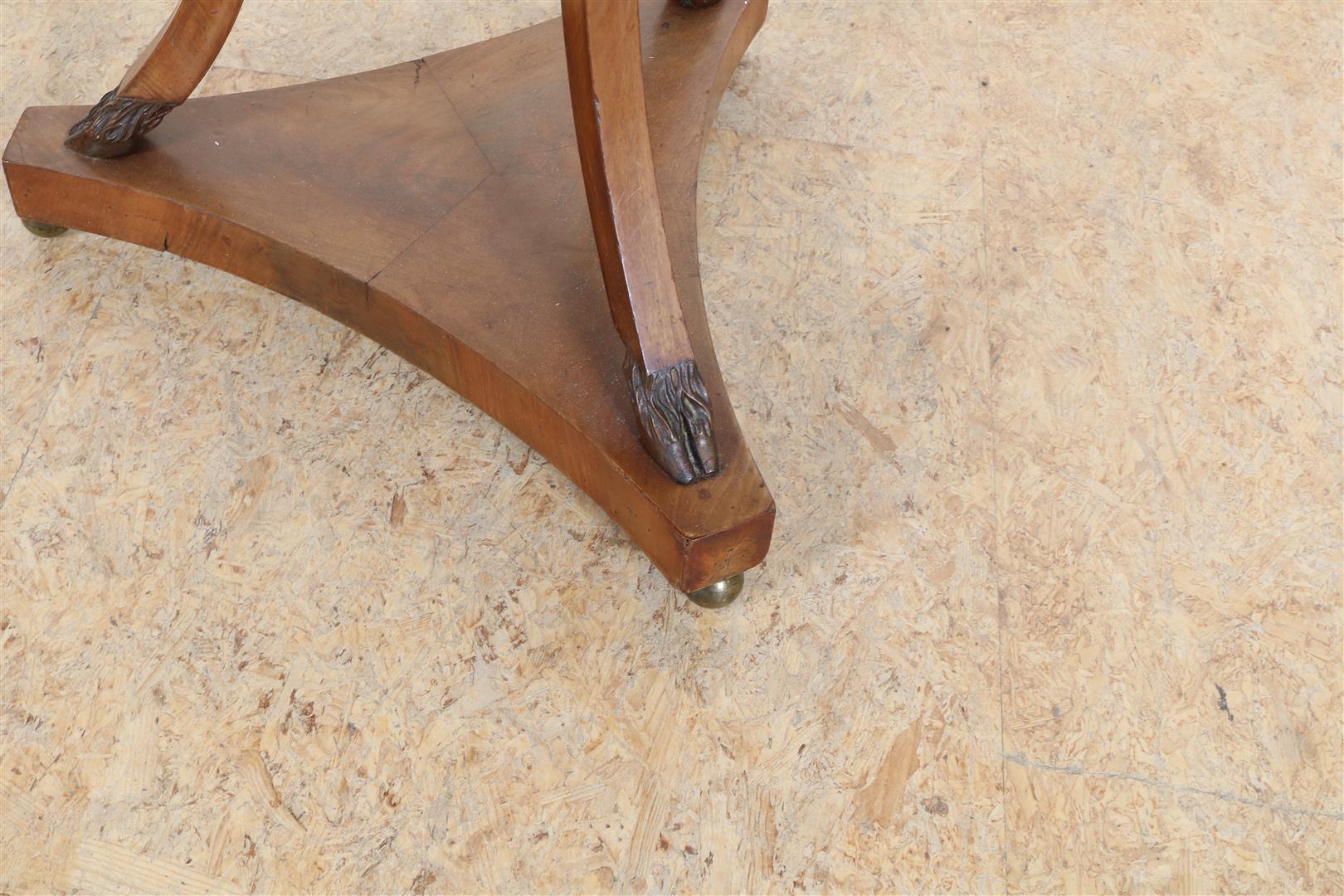 Mahogany side table with shelf on sabre-shaped legs ending in deer legs, 19th century, 76 x 80 cm. - Image 4 of 5