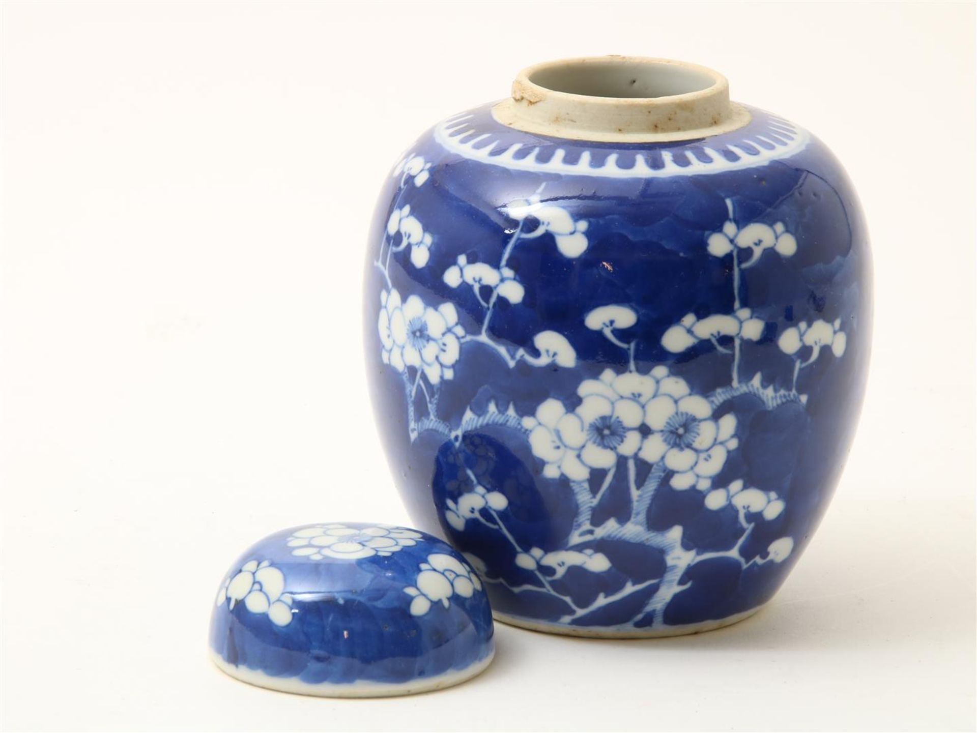 Porcelain ginger jar, cracked ice decor, China 19th century, height: 15 cm. - Image 2 of 3