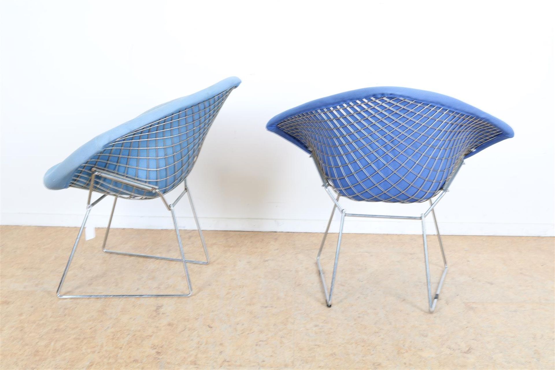 Set of wire steel design chairs with blue upholstery, designed in 1952 by Harry Bertoia for Knoll. - Image 3 of 5