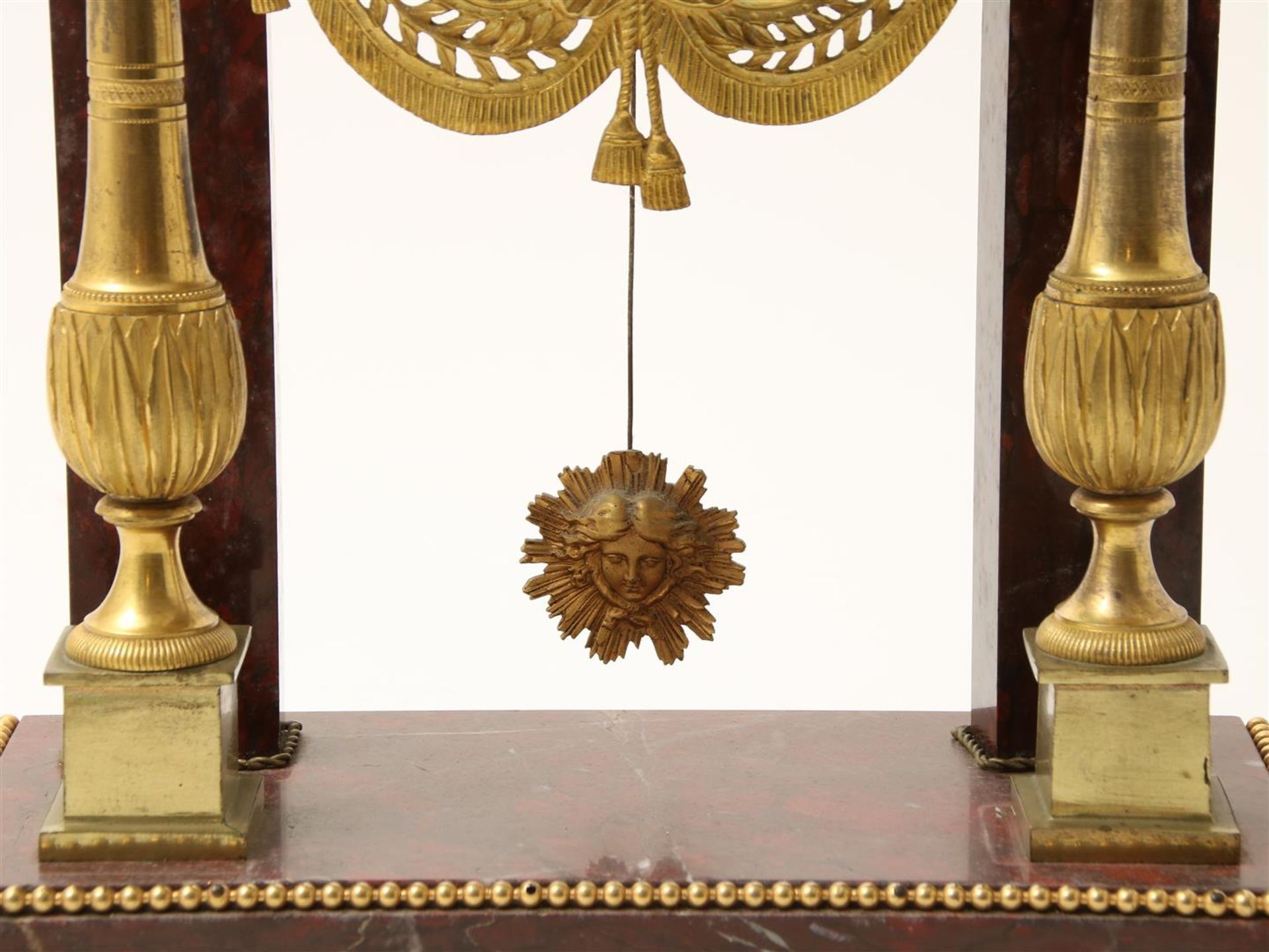 Red marble -Griotte marble- Empire portal mantel clock (Pendule portique) with ormolu ornaments, - Image 4 of 5