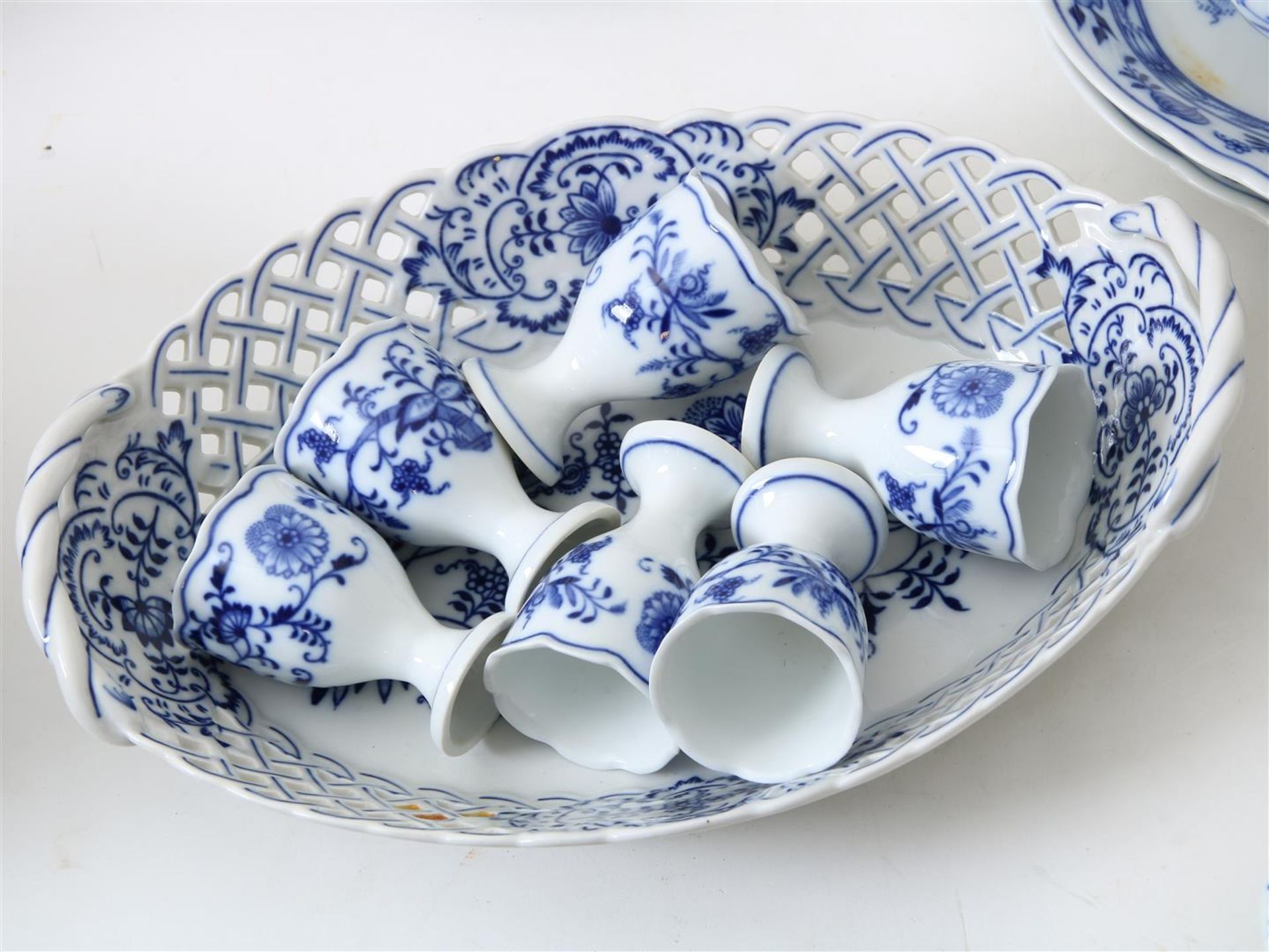 Approximately 50 pieces of porcelain tableware with zwiebelmuster decor, including bowls, - Image 2 of 9