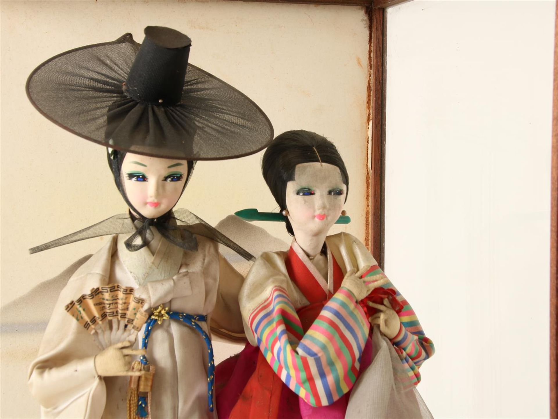 Set of Japanese lacquer dolls, man and woman in glass case, Japan 1970s, 56 x 33 x 30 cm. - Image 3 of 3