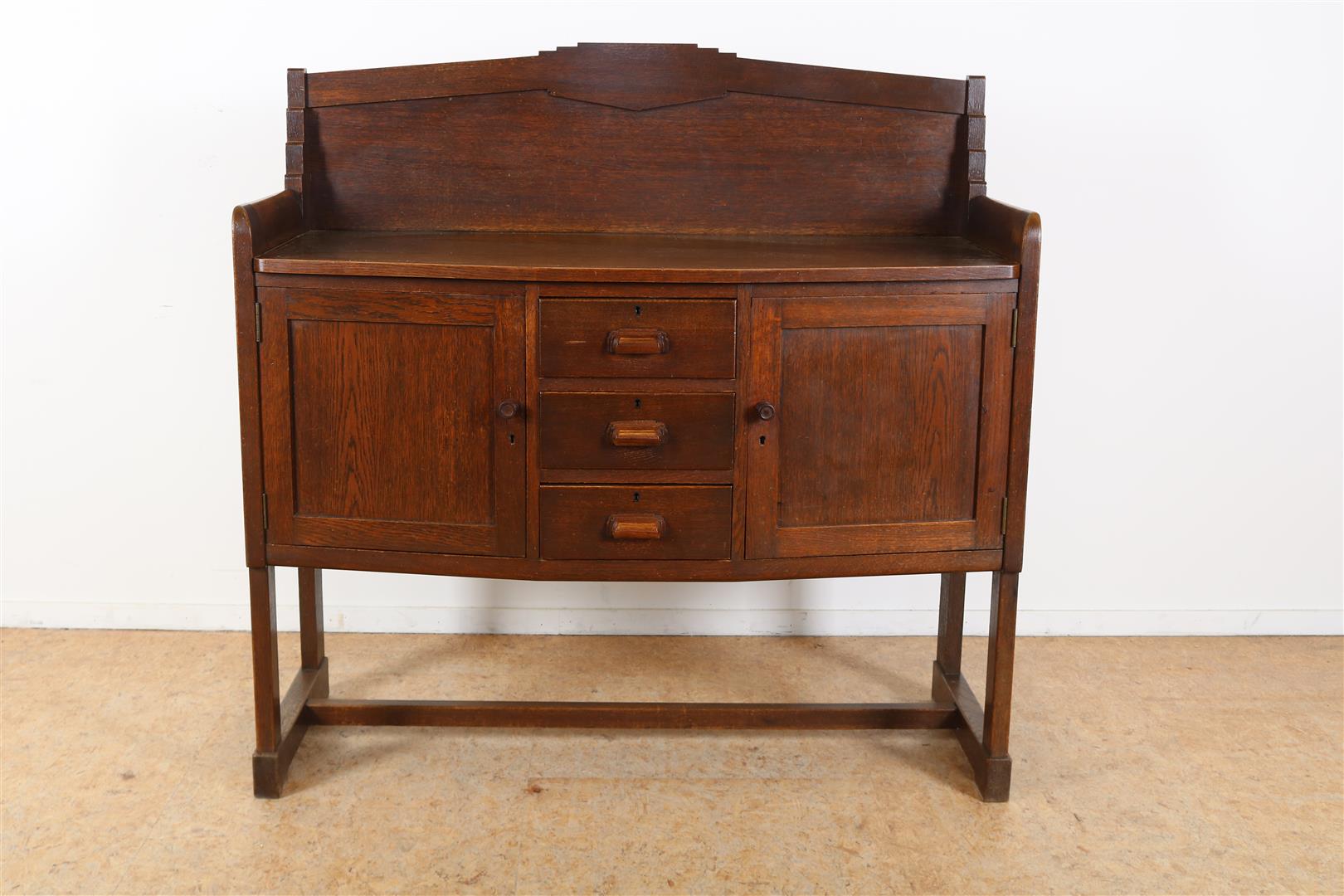 Oak Amsterdam school buffet with upstand, 3 drawers flanked by 2 doors, ca. 1920, 124 x 125 x 58