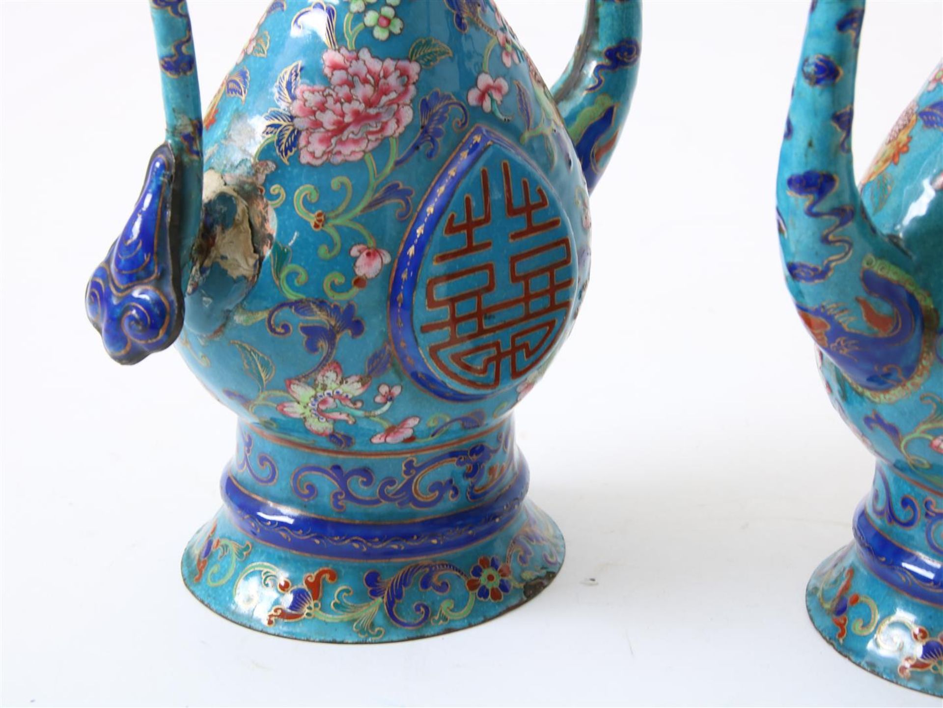 Set of Canton enamel Qianlong jugs for the Islamic market, China 18 eeuw (both damaged), height 35 - Image 2 of 5