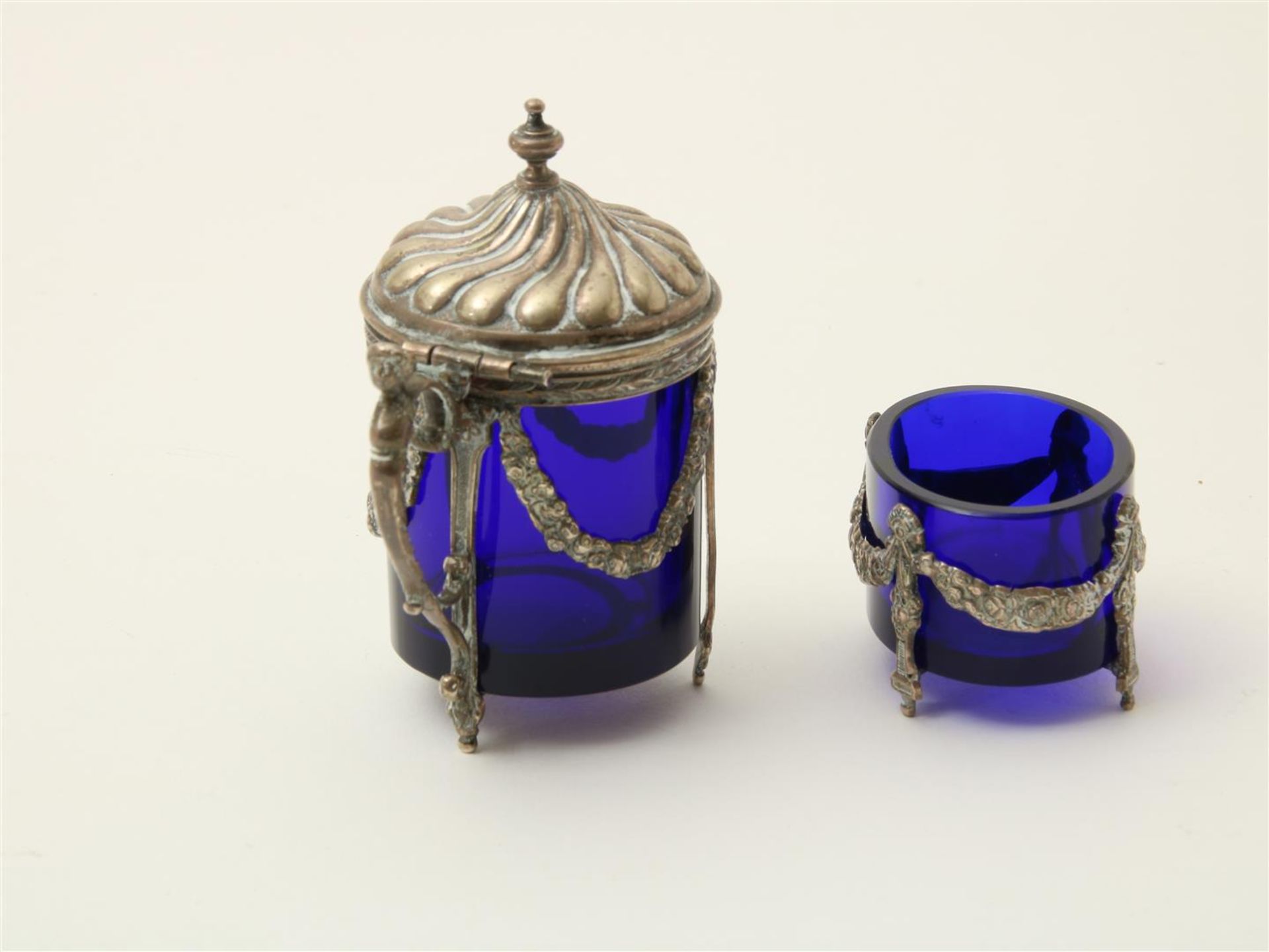 Silver mustard pot and salt shaker with blue glass inner container, Dutch hallmarked. - Image 2 of 3