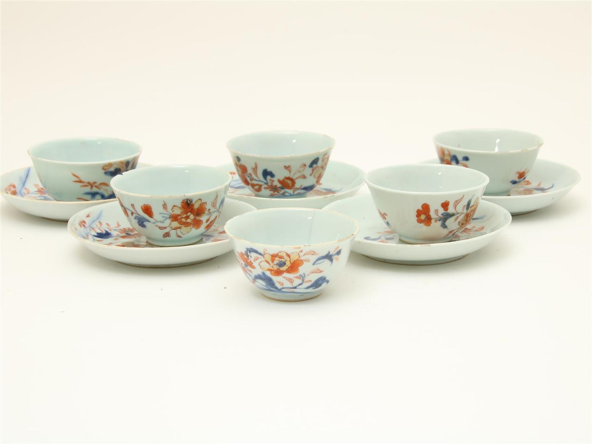 Series of 5 porcelain Qianlong cups and saucers and a saucer with Imari decor, China 18th - Image 2 of 8