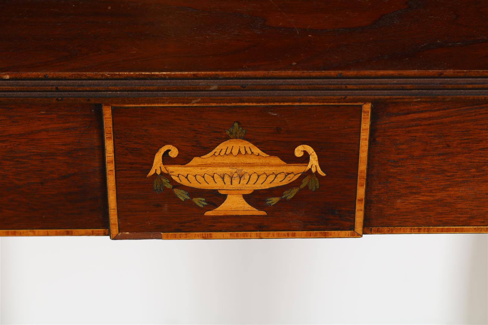 Mahogany Georgian-style coffee/breakfast table with folding top, inlaid vase in skirting boards - Image 4 of 6