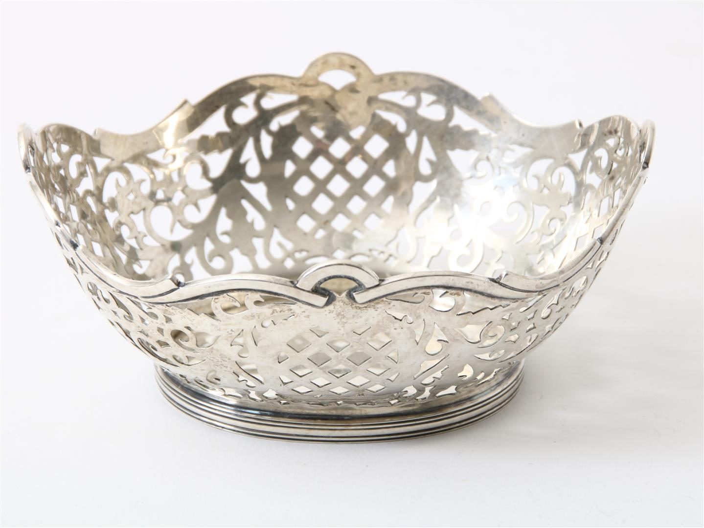 Silver openwork basket, grade 835/000, gross weight 119 grams.