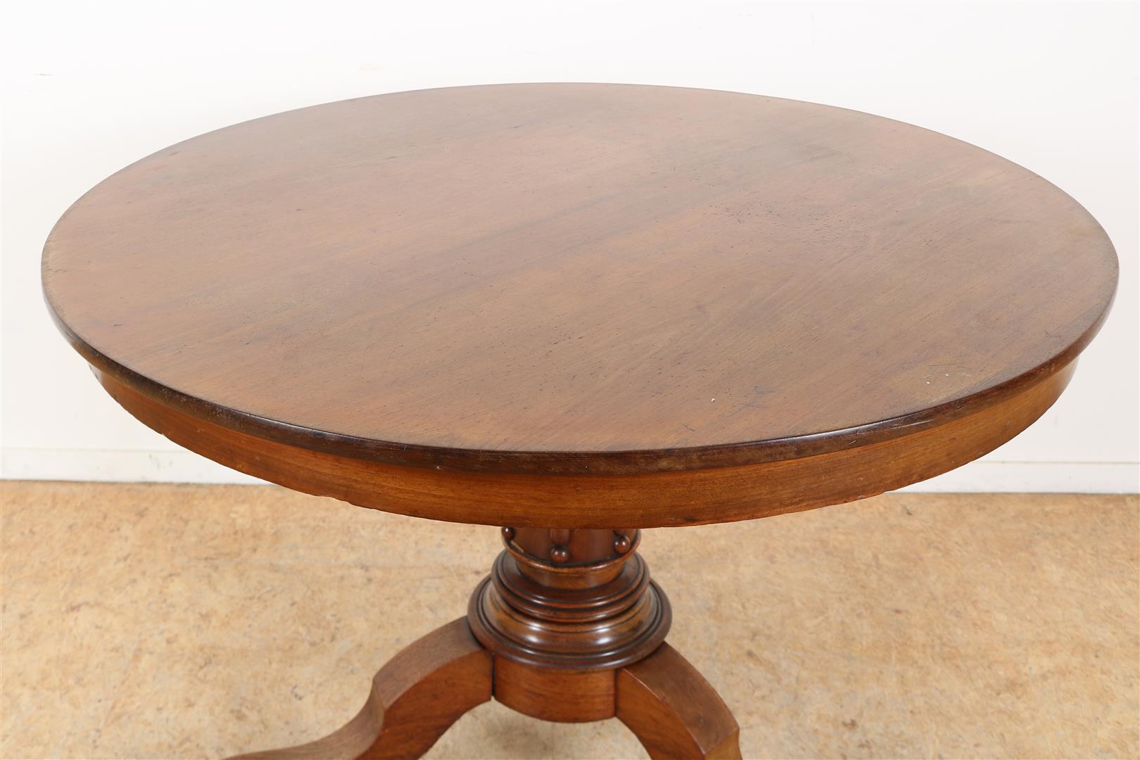 Mahogany Biedermeier round table on column leg ending in 3 branches, 19th century, 76 x 107 cm. - Image 2 of 3
