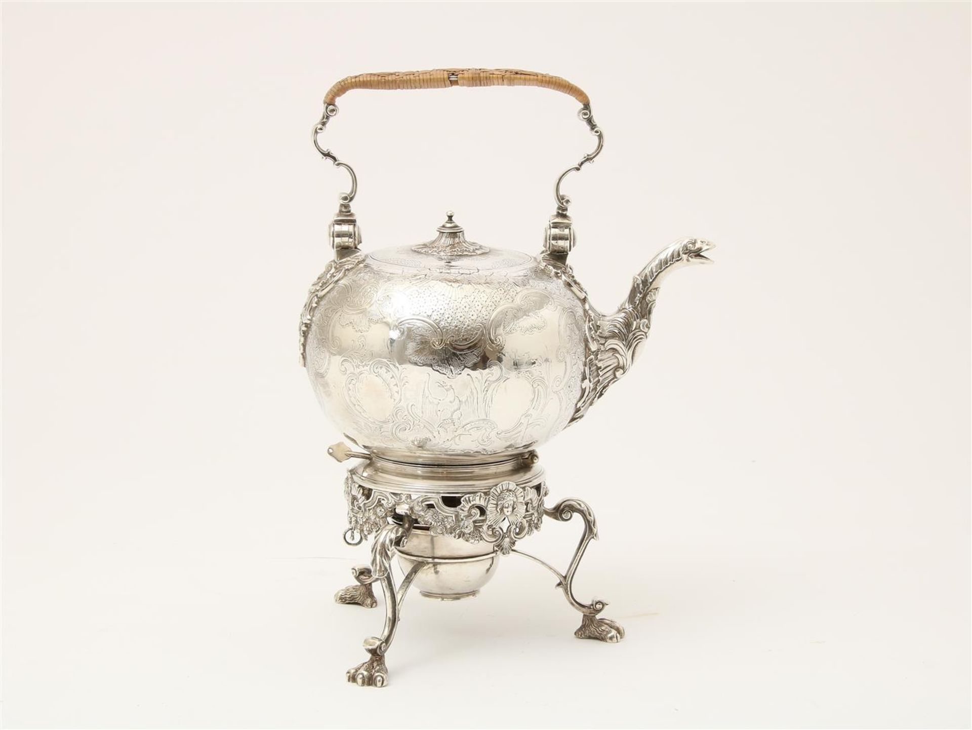 Silver Georgian teapot with engraving of C-volutes, on bouilloire decorated with mascerons and shell