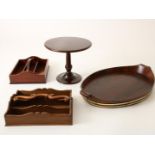 Lot consisting of 4 mahogany objects, including 1 oval tray with two handles, raised edge and