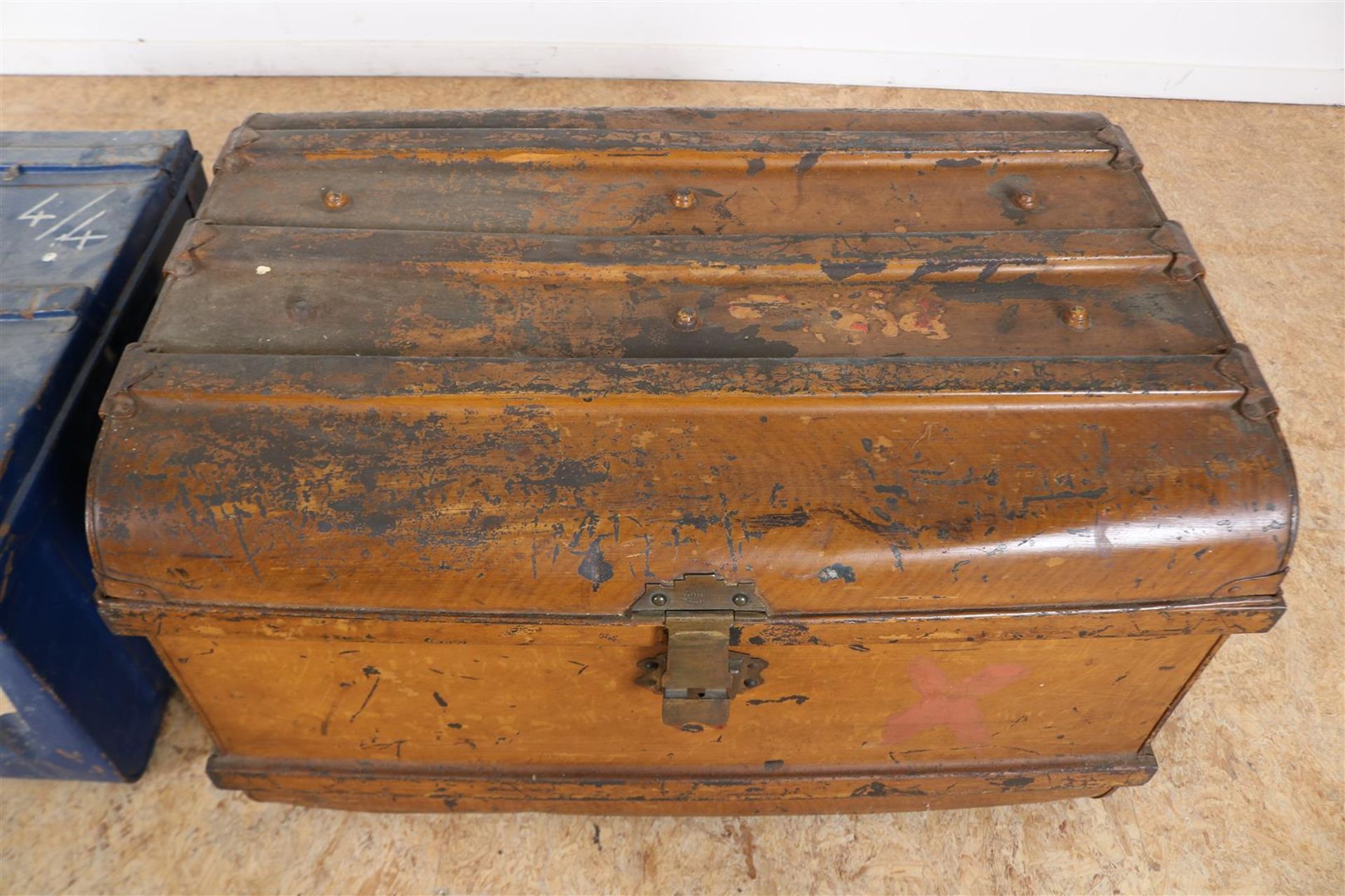 Lot of a blue-painted metal lidded box with text on the lid, 37 x 88 x 51 cm., and a brown-painted - Image 3 of 5