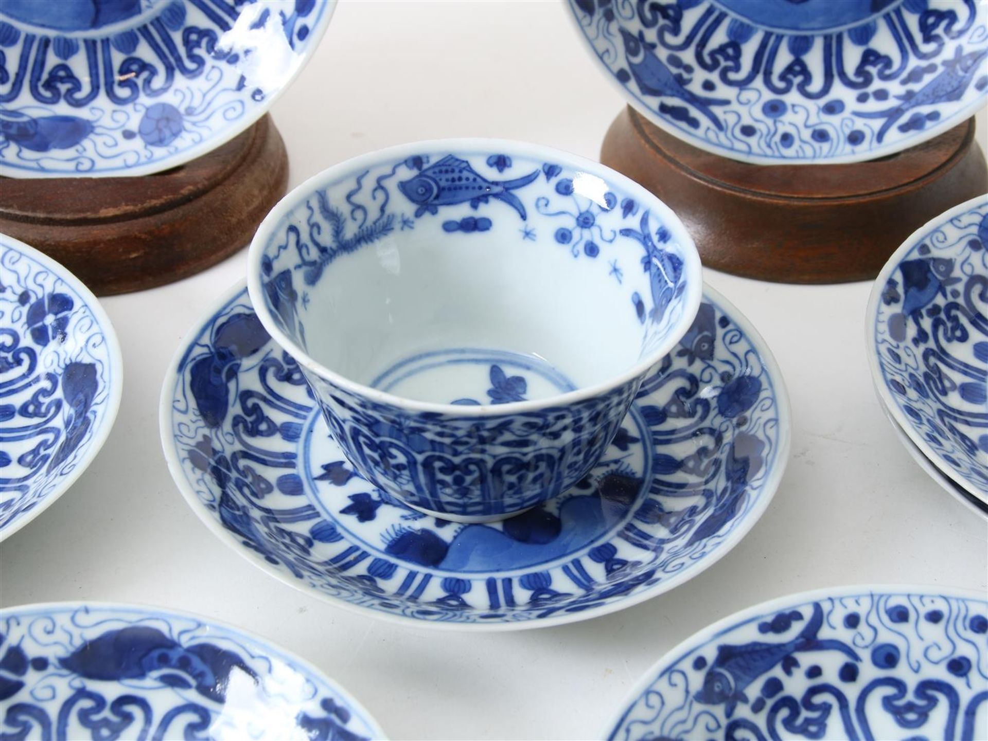 Lot of 12 porcelain cups and 11 saucers decorated in blue with perch and butterfly decor, China - Image 14 of 19