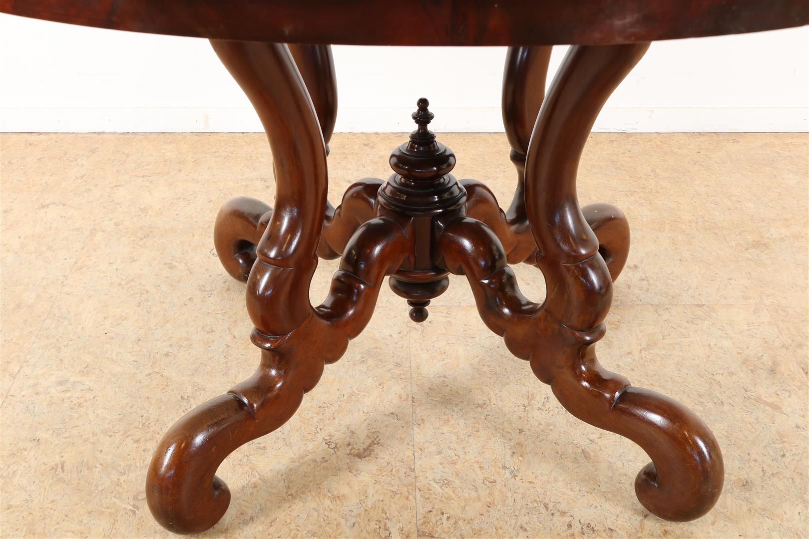 Mahogany Biedermeier coulisse table on spider head leg, 19 century, 74 x 135 x 108 cm, with - Image 4 of 7